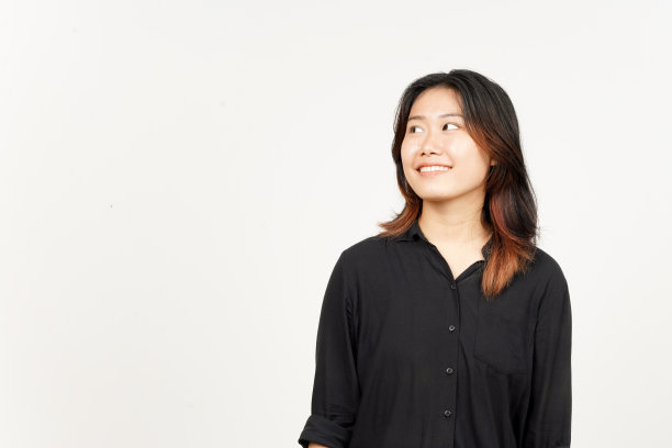 美丽的亚洲妇女孤立在白色背景微笑和看向别处图片下载