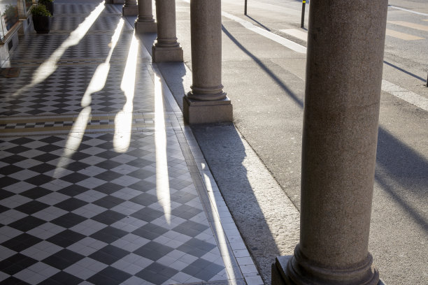 卢加诺城市门廊(柱廊)步道的风景图片下载
