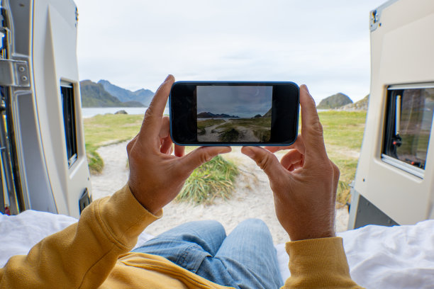 男子躺在货车上用手机拍照图片下载