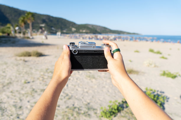 正在拍海岸照片的女人图片下载