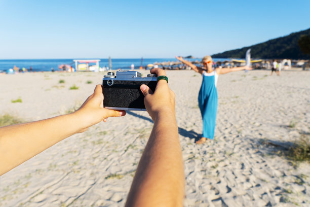一个女人正在拍一个摆姿势的女人的照片图片下载