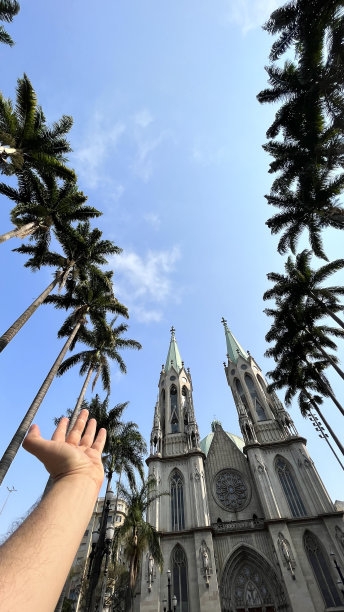 一个年轻男性在XXX玩耍的视角镜头图片下载