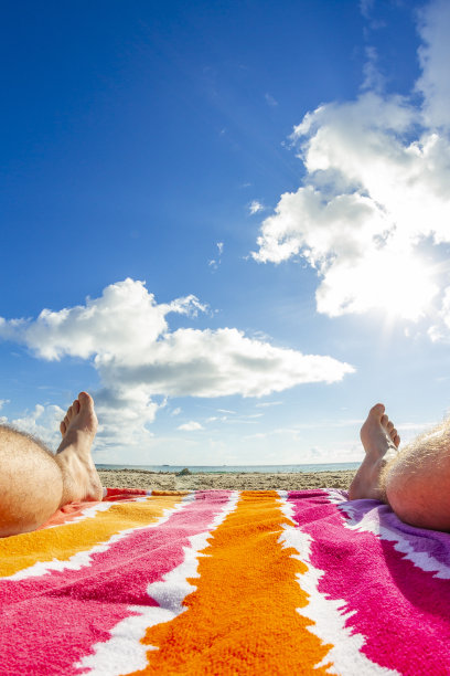 POV视角拍摄的一个年轻人看着一个波在他的脚在天堂景观蓝色的海在南海滩，迈阿密海滩，南佛罗里达州，美国图片下载