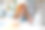 专业美丽快乐的年轻女性正在为她的厨房频道写关于健康生活的博客，她在家里的厨房里看着笔记本电脑的镜头图片下载