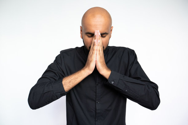 专注的年轻商人祈祷的画像图片下载