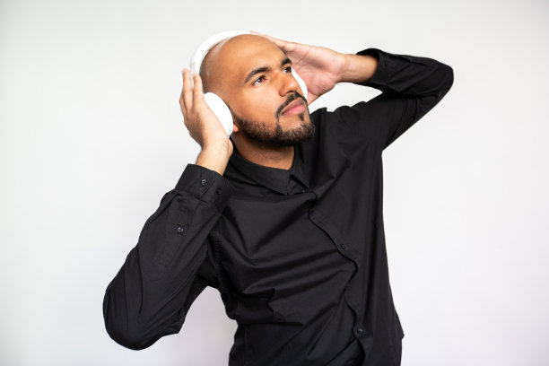 专注的年轻商人在听音乐图片下载