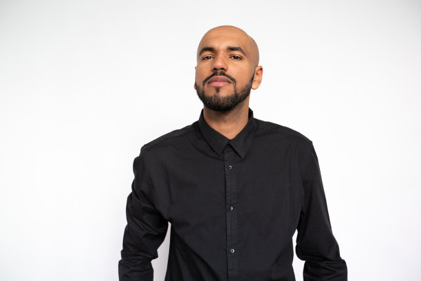 严肃的年轻商人看着相机的肖像图片下载