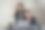 两个亚洲女商人在一个现代化的办公室里讨论财务和商业信息。 年轻人正在咨询、分析计划，并使用来自纸质图表的数据一起工作。图片下载