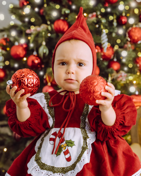 有趣的孩子与圣诞装饰和圣诞树为背景图片下载