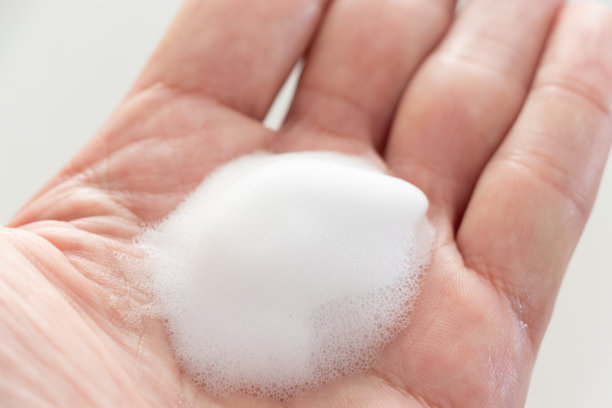 手掌上有白色的泡沫图片下载