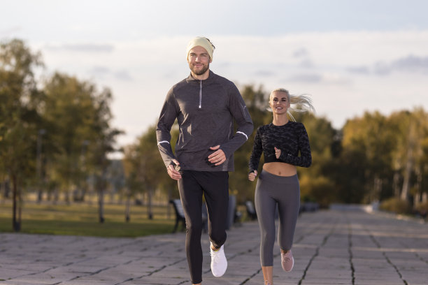 慢跑的想法。一对积极的跑步者夫妇在跑步训练时一起摆姿势，在户外的自然环境中进行健身锻炼。图片下载