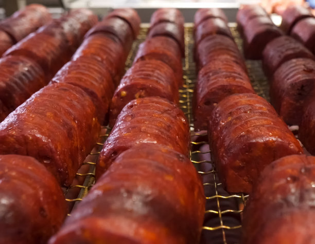 香肠挂在香肠工厂的架子上。sa的生产图片下载