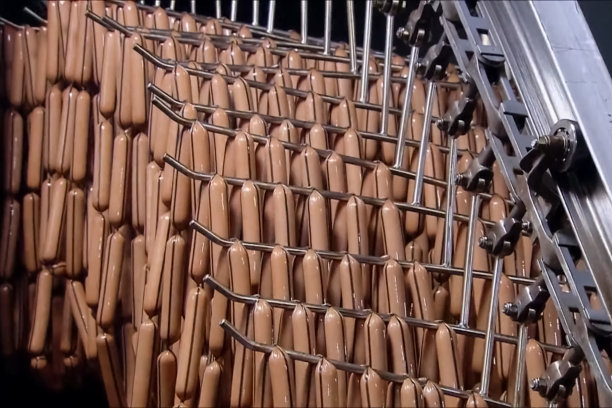 香肠挂在香肠工厂的架子上。sa的生产图片下载