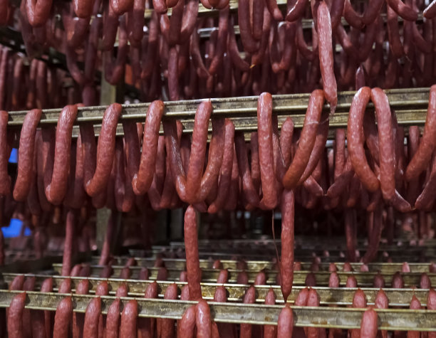 香肠挂在香肠工厂的架子上。sa的生产图片下载