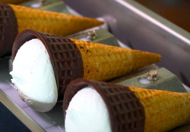 冰淇淋筒在传送带上。冰淇淋工厂。图片下载