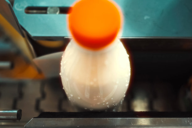 酸奶的生产。输送机酸奶厂图片下载