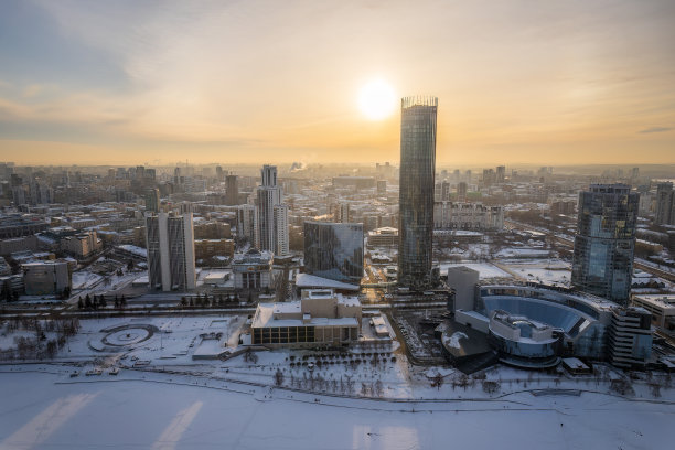 叶卡捷琳堡有地方政府和议会大楼，戏剧剧院，伊塞特塔，叶利钦中心，冬季日落全景。图片下载