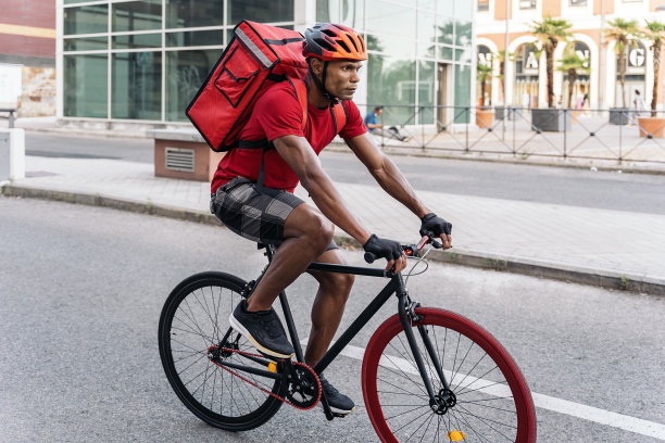 快递员骑自行车图片下载