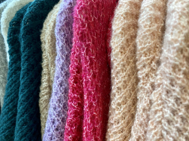 这家商店出售五颜六色的连衣裙和内衣图片下载