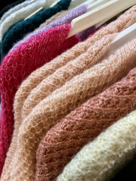 这家商店出售五颜六色的连衣裙和内衣图片下载