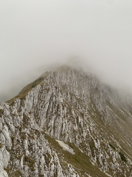 Piatra Craiului山脉的山脊图片下载