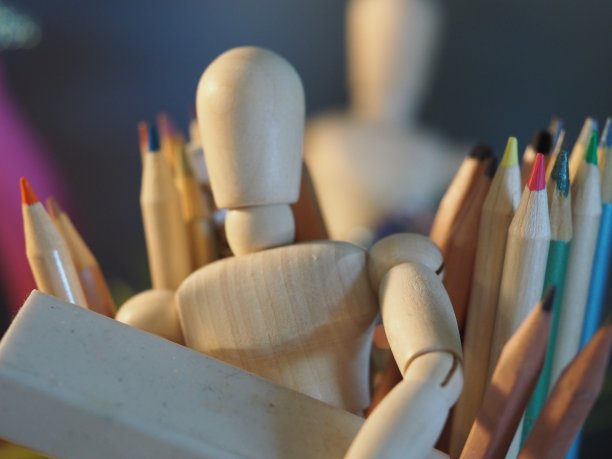 木制绘画模型与彩色铅笔图片下载