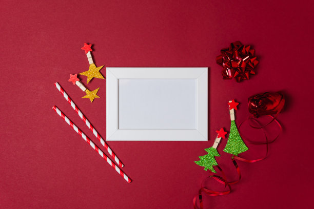 新年和圣诞节的装饰以红色为背景，平铺。图片下载