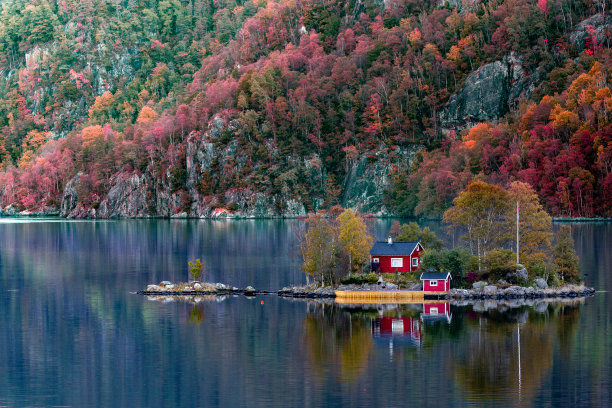 秋天湖中小岛上的小木屋图片下载