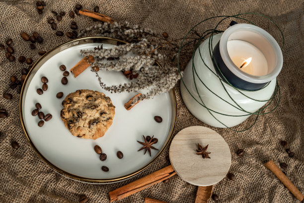 优雅的蜡烛，镶着金色边框的盘子，上面放着香料图片下载