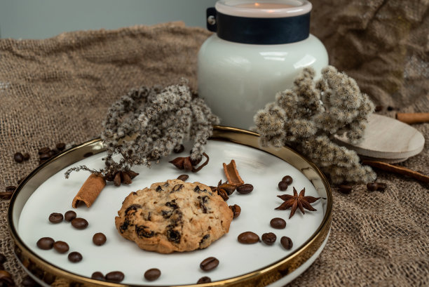 优雅的蜡烛，镶着金色边框的盘子，上面放着香料图片下载