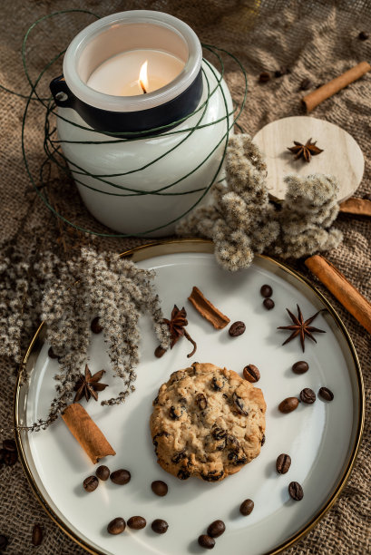 优雅的蜡烛，镶着金色边框的盘子，上面放着香料图片下载