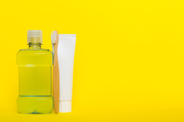 漱口水和其他口腔卫生产品彩色桌面视图与复制空间。平的。口腔卫生。口腔护理产品和光背景上的文字空间。概念图片下载