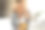 年轻女子一边吃水果一边打视频电话。图片下载