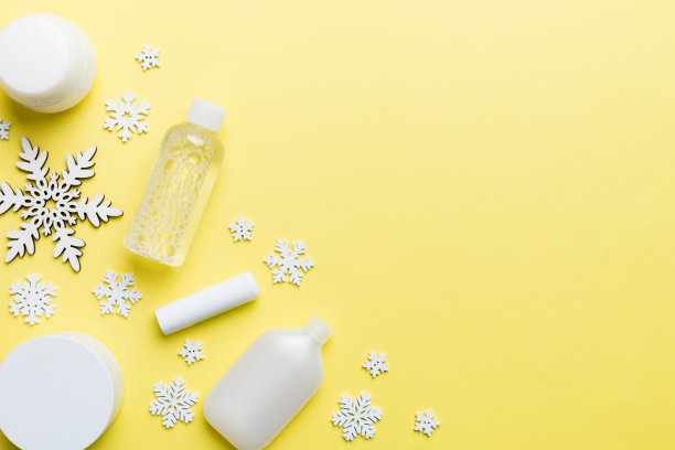 彩妆产品和圣诞装饰的彩色背景。顶视图新年美景概念与复制空间图片下载