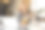 年轻女子一边吃水果一边打视频电话。图片下载