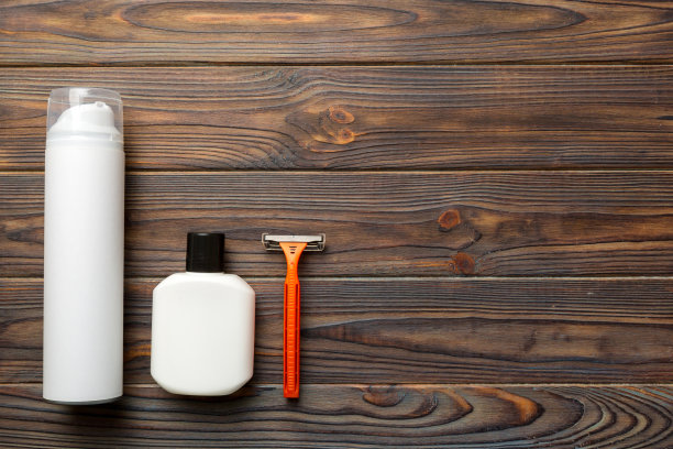 剃须男套装。剃须机，毛巾，乳液和剃须泡沫彩色背景。男士沐浴用品俯视图图片下载