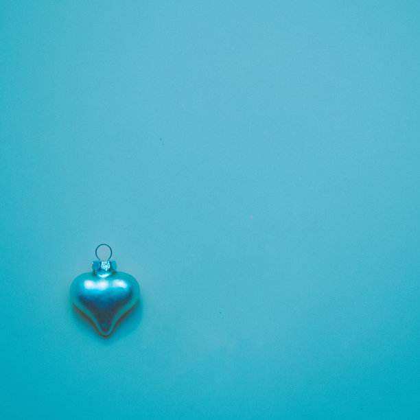 蓝色背景上装饰的圣诞心。平铺概念。图片下载