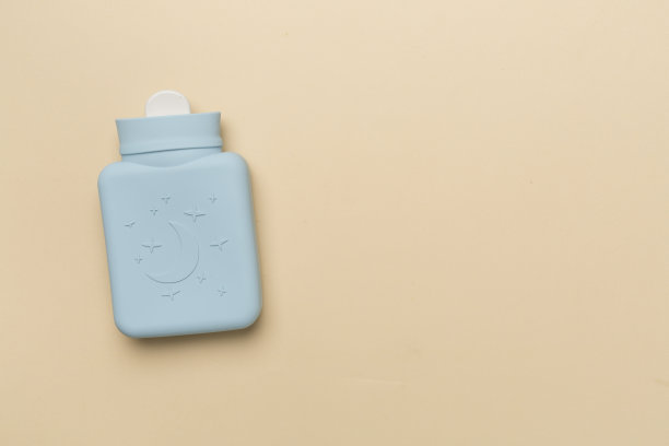 彩色背景上的小硅胶暖水袋图片下载