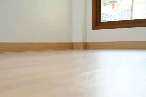 房间里有木地板和玻璃窗图片下载