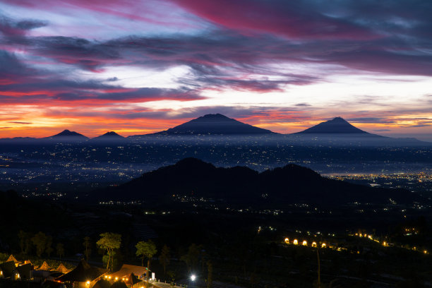风景照片美丽的日出天空与山和城市的光的观点图片下载
