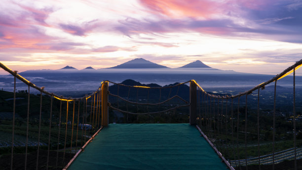 美丽的红橙色日出天空与花园中的山脉-从Sumbing山的斜坡上的manli sky View图片下载