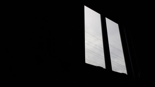 光线从窗户射进来图片下载