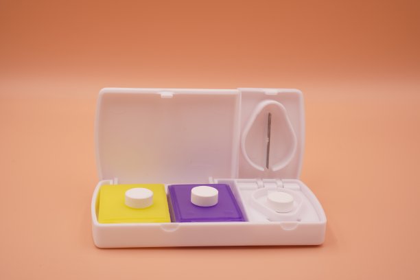 医学:近景图片，橙色背景上的片剂切割机。图片下载