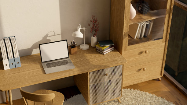 简约的斯堪的纳维亚家庭工作空间，笔记本电脑和用品在简约的木桌上图片下载