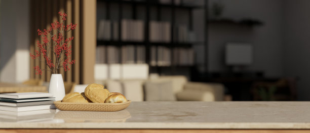 复制空间的桌面面包篮，花瓶，和书在模糊的客厅背景。图片下载