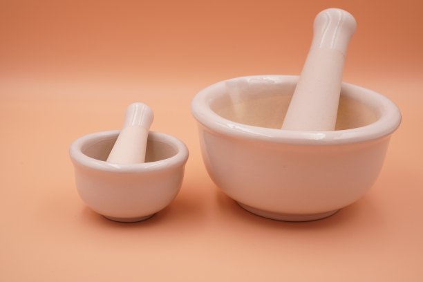 医疗:图为各种大小的臼和杵，特写，隔离。图片下载