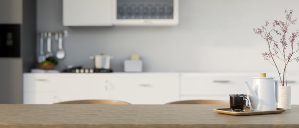 复制空间的最小木餐桌茶壶，咖啡杯和陶瓷花瓶图片下载