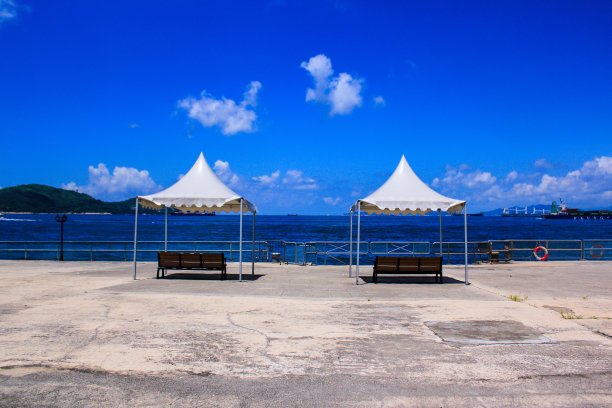 海边有帐篷的长凳图片下载