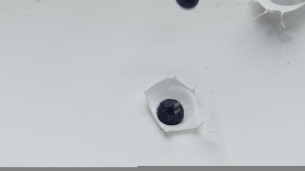 成熟的蓝莓掉落酸奶，超慢动作特写。自然的早餐图片下载