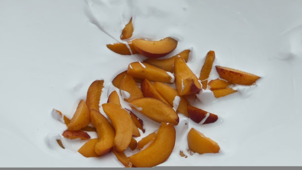 牛奶甜点成熟的杏近背景。美味的天然早餐。图片下载